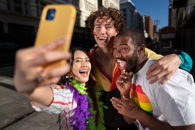 Jovens comemorando o mês do orgulho