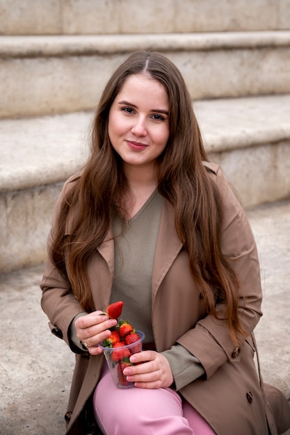 Foto grátis jovens comendo bagas na rua