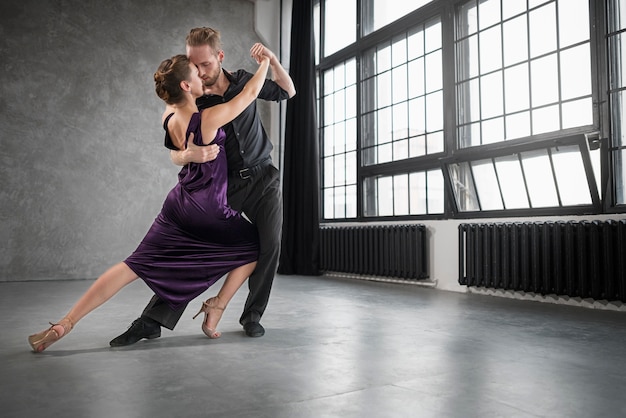 Foto grátis jovens dançando tango em um estúdio