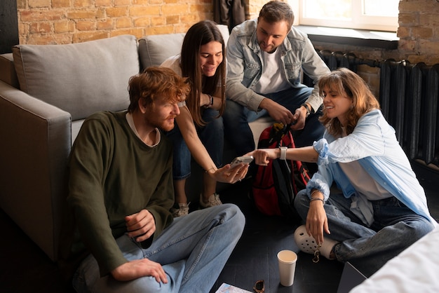 Foto grátis jovens de alto ângulo em um albergue