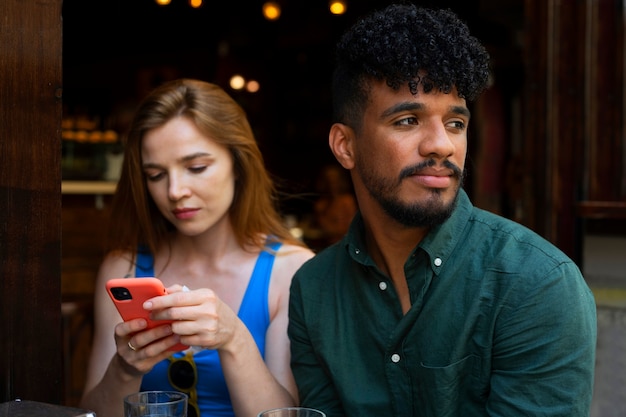 Foto grátis jovens de tiro médio com smartphone