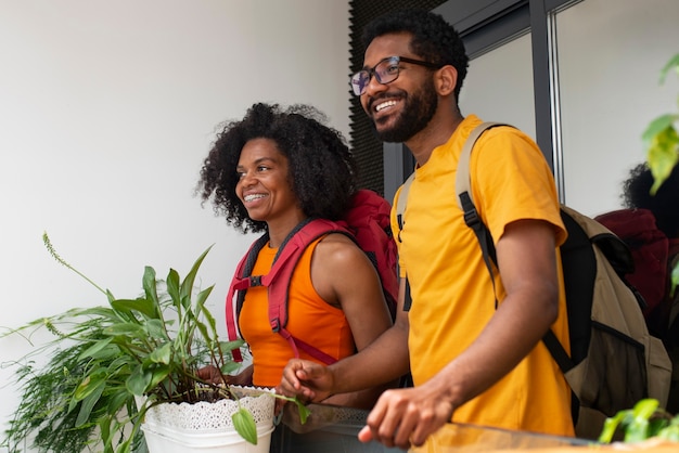 Foto grátis jovens de tiro médio no albergue