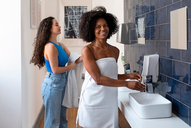 Foto grátis jovens de tiro médio no albergue