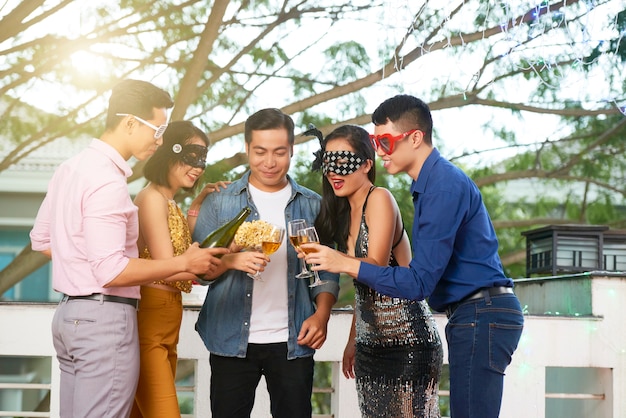 jovens desfrutando de uma festa de máscaras