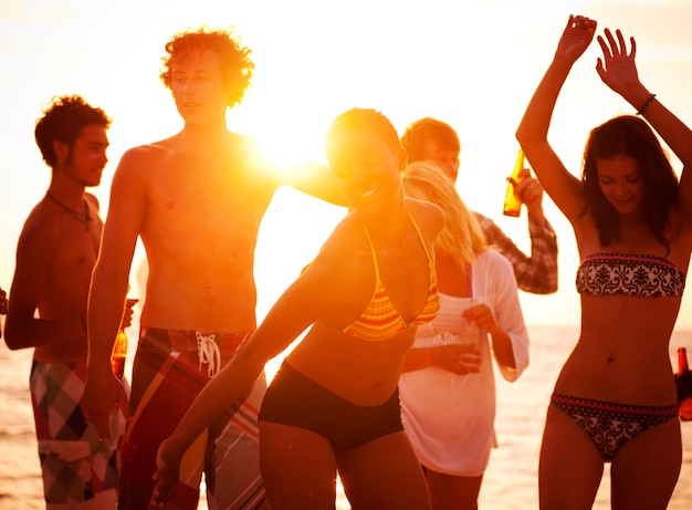 Jovens, desfrutando, um, verão, praia, partido