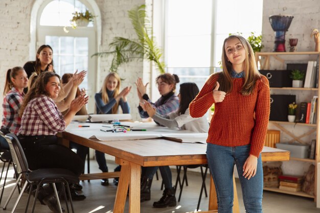 Jovens discutindo sobre direitos e igualdade das mulheres no escritório