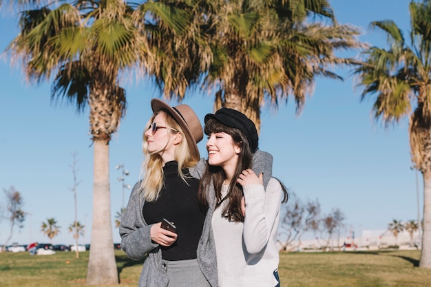 Foto grátis jovens elegantes que gostam de férias