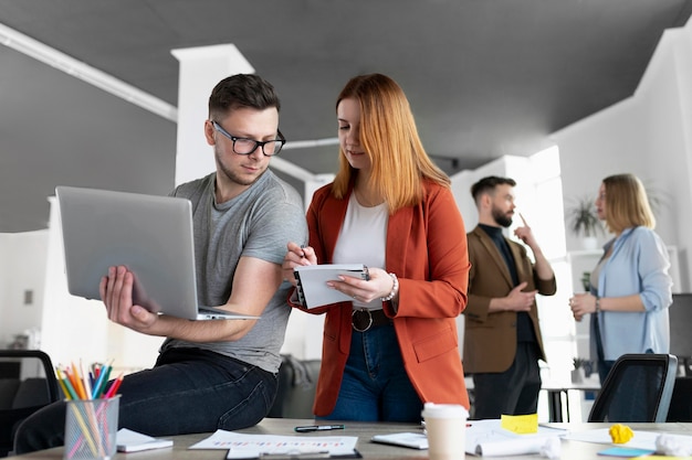 Foto grátis jovens em reunião de trabalho no escritório