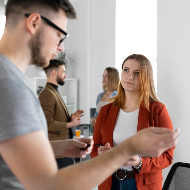 Foto grátis jovens em reunião de trabalho no escritório