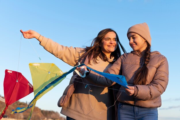 Jovens empinando pipa