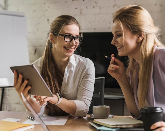 Jovens empresárias em reunião