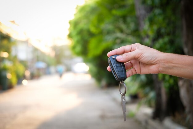 Jovem envia currículo para o empregador para rever o 