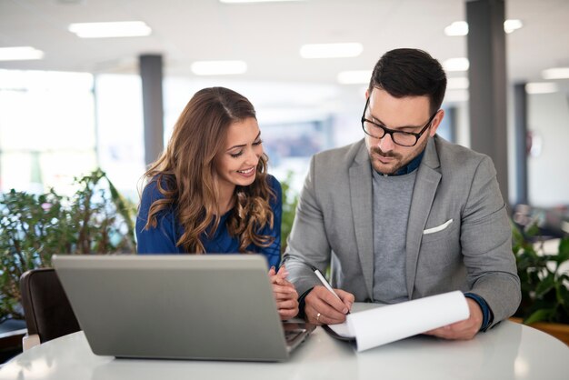 Jovens empresários em um escritório moderno trabalhando em uma solução e tendo uma reunião sobre um novo projeto