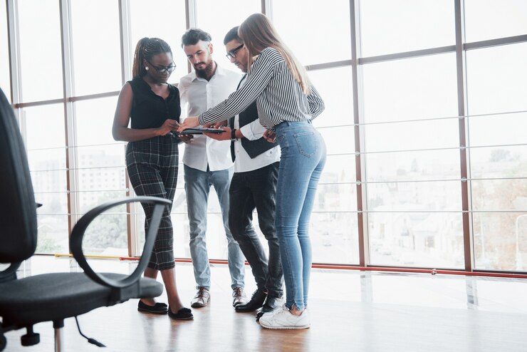 Foto grátis jovens empresários estão discutindo novas idéias criativas juntos durante uma reunião no escritório