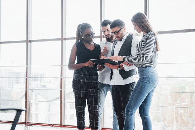 Jovens empresários estão discutindo novas idéias criativas juntos durante uma reunião no escritório