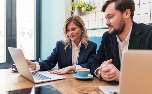 Jovens empresários falando sobre um novo projeto dentro de casa