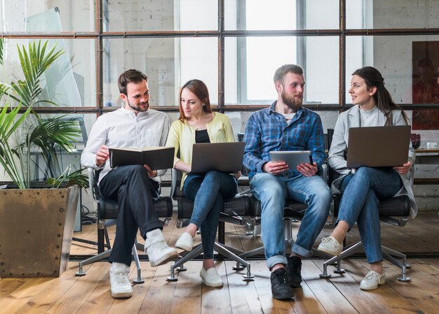 Jovens empresários trabalhando juntos no escritório