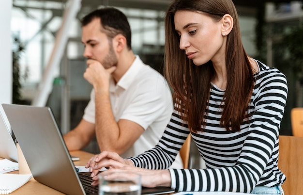 Foto grátis jovens empresários trabalhando