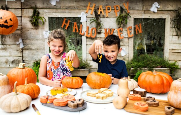 Jovens, esculpindo, dia das bruxas, jack-o-lanterns