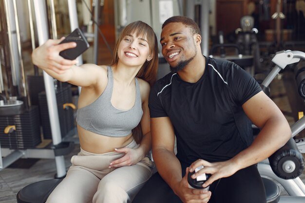 Jovens esportes pessoas sentadas em um ginásio de manhã