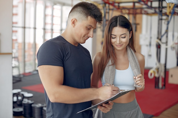 Jovens esportes treinando em uma academia de manhã