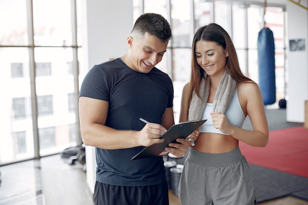 Jovens esportes treinando em uma academia de manhã