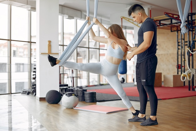 Jovens esportes treinando em uma academia de manhã