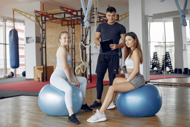 Jovens esportes treinando em uma academia de manhã