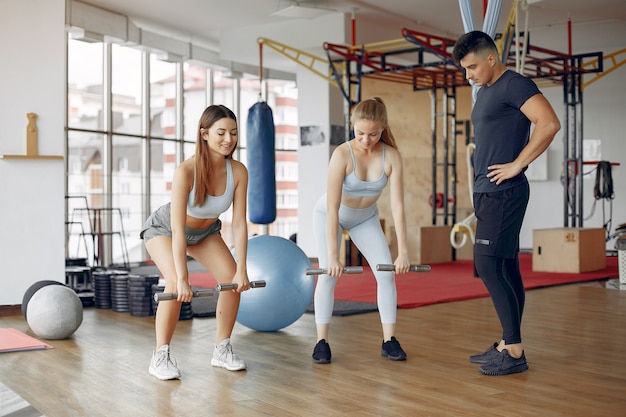 Jovens esportes treinando em uma academia de manhã