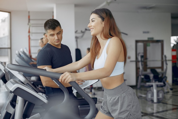 Jovens esportes treinando em uma academia de manhã