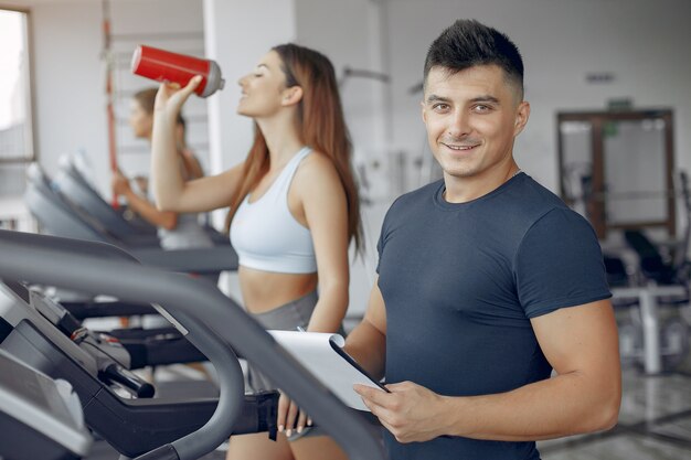 Jovens esportes treinando em uma academia de manhã