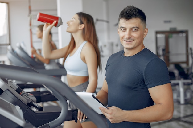 Jovens esportes treinando em uma academia de manhã