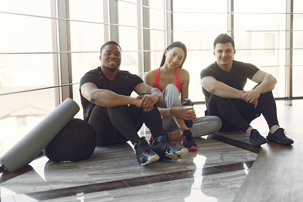 Jovens esportes treinando em uma academia de manhã