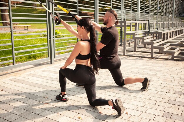 Jovens esportivos fazendo exercício de puxar