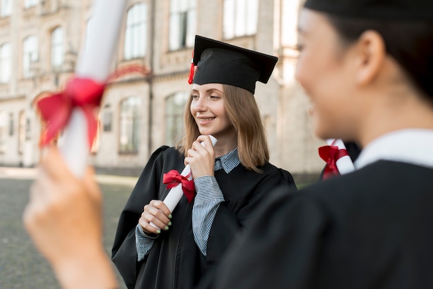 Jovens, estudantes, celebrando, seu, graduação