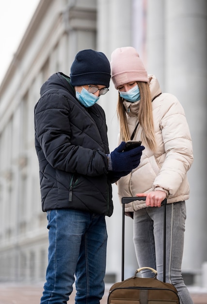 Jovens estudantes com máscaras no exterior