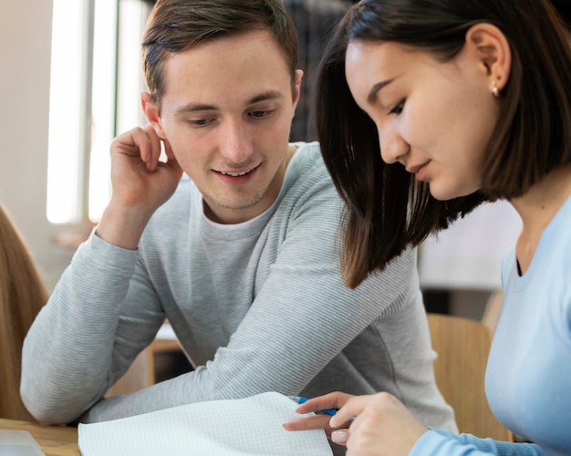 Foto grátis jovens estudantes durante o estudo em grupo pesquisando juntos