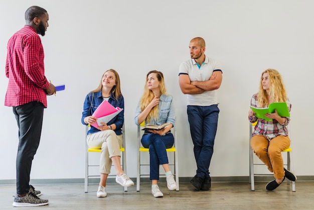 Jovens estudantes em grupo