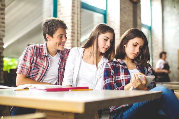 Foto grátis jovens estudantes no café