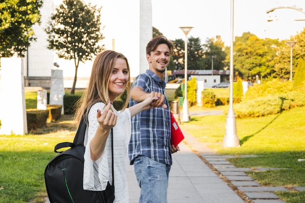 Jovens estudantes pedindo para seguir