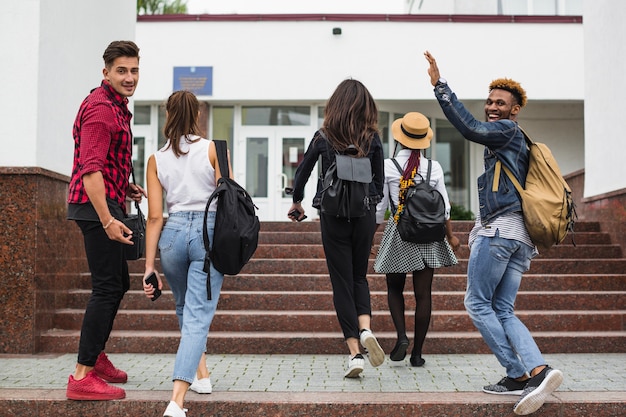 Jovens estudantes subindo escadas