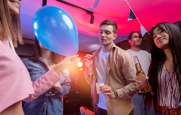 Jovens fazendo festa em casa