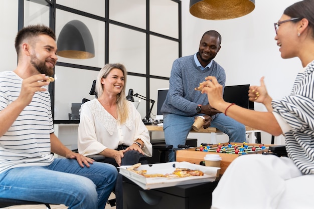 Foto grátis jovens felizes almoçando juntos