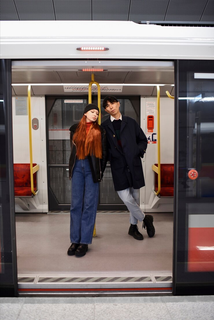 Foto grátis jovens filmados no metrô