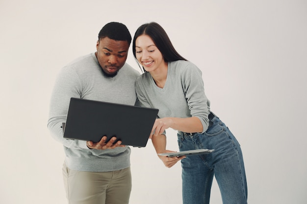 Jovens internacionais trabalhando juntos e usam o laptop