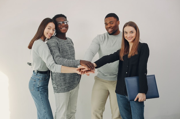 Foto grátis jovens internacionais trabalhando juntos e usam o laptop