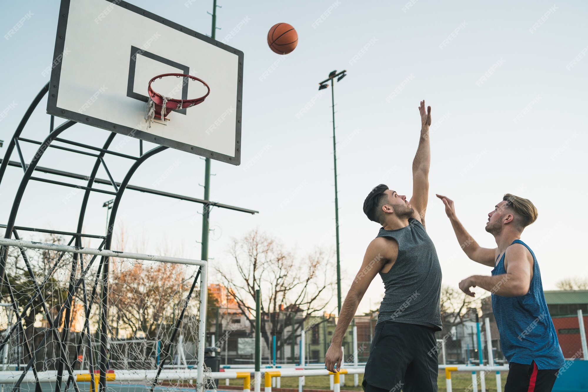 Pessoas Que Jogam Basquete Ao Ar Livre Conceito Dinâmico Do