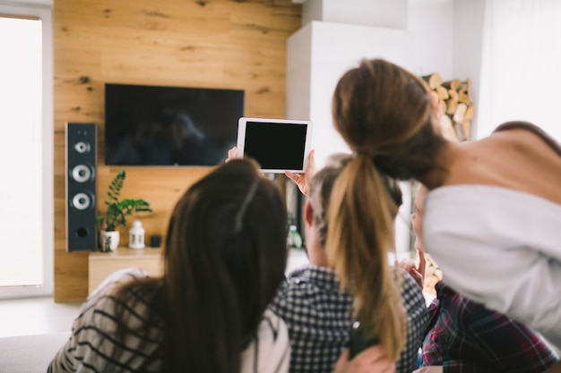 Foto grátis jovens levando selfie em casa