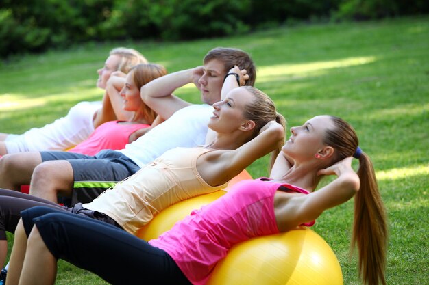 Jovens malhando em um parque