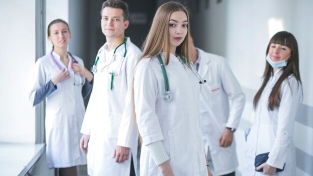 Jovens médicos no hospital